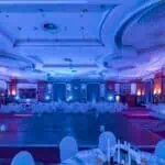 Svečana dvorana za poslovne i vjenčane evente s modernom rasvjetom.