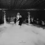 Vjenčanje uz dimnu maglu i vatromet na svečanom događaju.