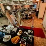 Prostor za evente s raznovrsnim rekvizitima za fotografiranje.