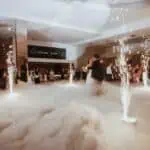 Stilizirani plesni podij s dimom i vatrometom za nezaboravnu svečanost.