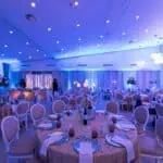 Dvorana za evente s modernim osvjetljenjem i dekoracijama za sve vrste proslava.