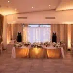 Dvorana za događanja s osvjetljenjem i dekoracijama za proslave.