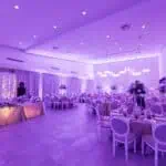 Elegantna dvorana za događanja s rasvjetom i cvjetnim aranžmanima, idealna za vjenčanja, proslave i.