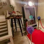 Fotografija interijera događaja s ogledalom i crvenim tepihom.