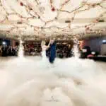 Vjenčani ples s vatrometom i dimom na svadbenoj zabavi.