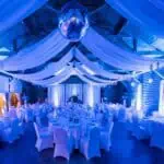 Elegantna dvorana za događanja s plavom dekoracijom i osvjetljenjem.