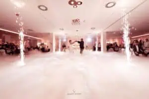 Rasvjeta za vjenčanja s dimnim efektima i plesom mladenaca.