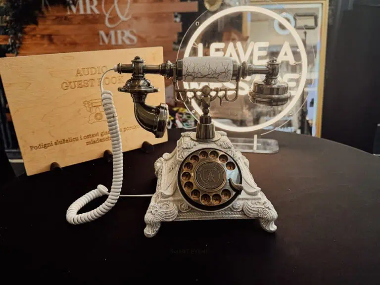 Stari telefon za goste za audio bilješke na događajima.