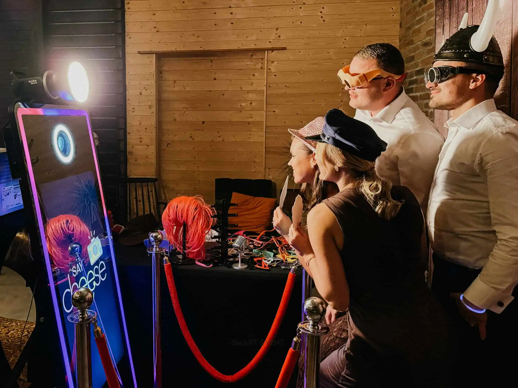 Photo booth za zabavu na vjenčanju ili korporativnom događaju.
