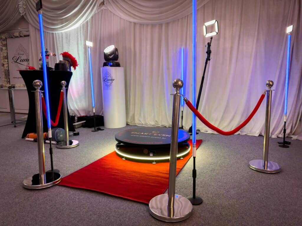 Moderni Photo Booth za događaje s LED osvjetljenjem i rekvizitima.