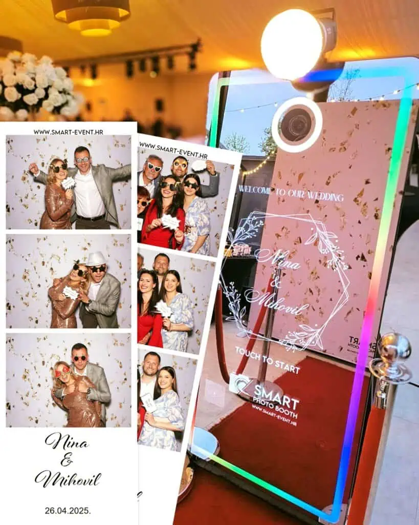 Slučajni prikaz interaktivnog Photo Bootha s raznim rekvizitima i fotografijama sudionika.