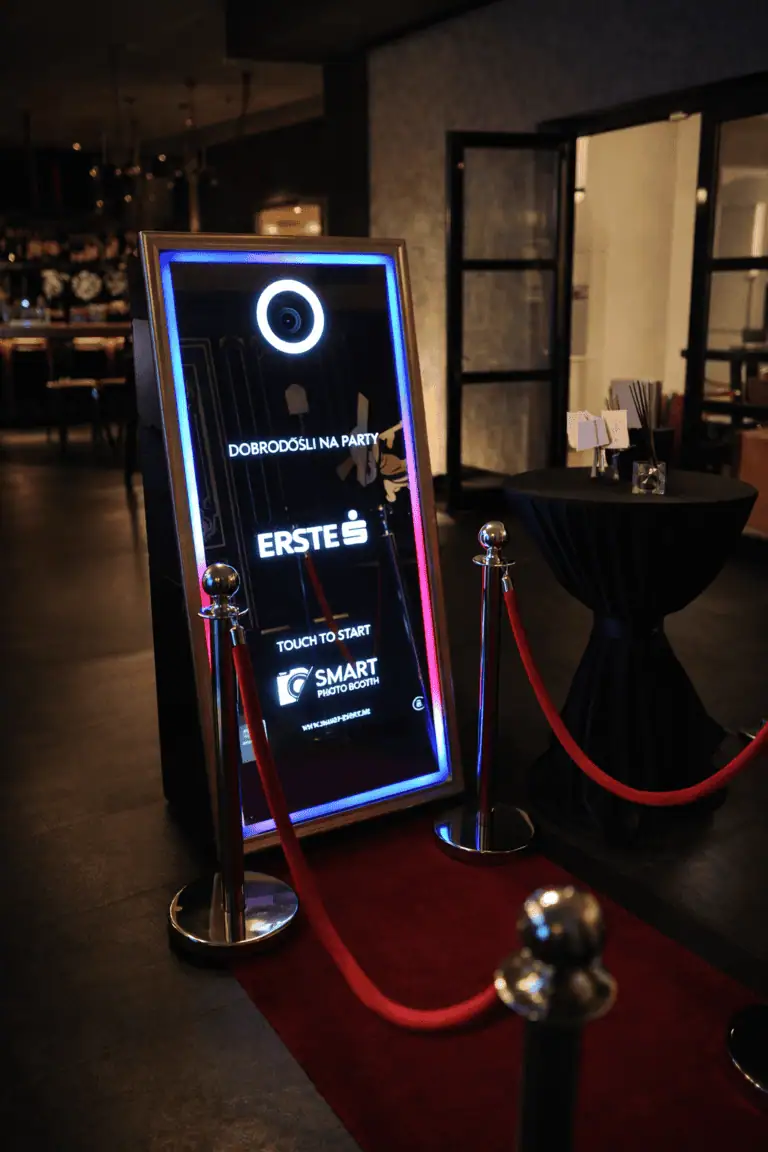 Digitalni kiosk za fotokabinu s LED osvjetljenjem na eventu.