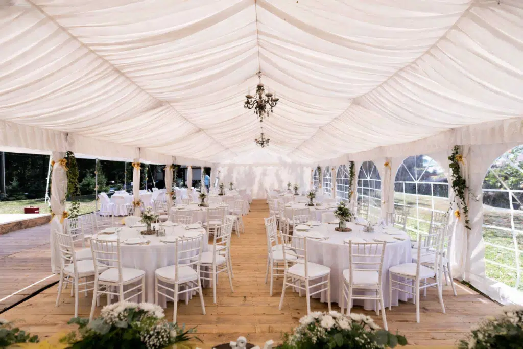 Najam svečanog šatora i tiffany stolica