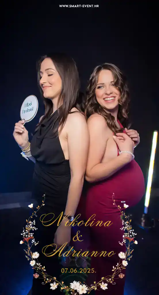 Fotografija dvoje žena u 360 Photo Boothu na vjenčanju.